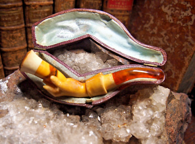 PFEIFE AUS GESCHNITZTEM MEERSCHAUM mit einer Hand, die eine Vase hält + Etui