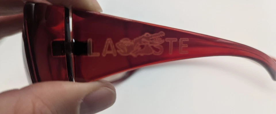 Gafas de sol Lacoste D001 envolventes rojas con lentes de tinte marrón diseñadas en Italia Foto 2 de 4