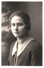 YOUNG LADY WITH PRETTY EYES.VTG EARLY REAL PHOTO POSTCARD RPPC*A32