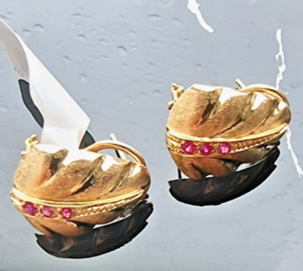 750 18K ROSE GOLD NATURAL PINK RUBY OMEGA CLIP LEAF EARRINGS 7 GRAM - Image 3 of 4