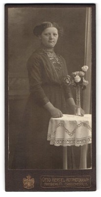 Fotografie Otto Hertel, Freiberg i/S, Erbische Str. 11, Junge Frau mit Blumenva 