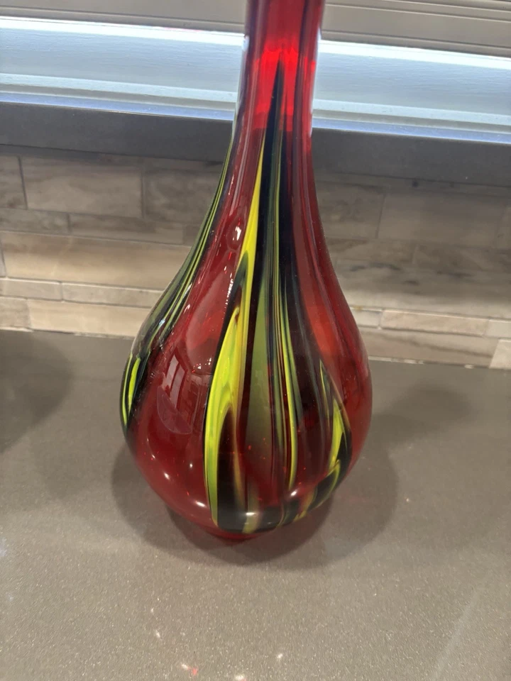 "Jarrón retro Pier 1 rojo de vidrio soplado con remolinos amarillos verdes y negros con etiqueta 14,5""" Foto 2 de 4