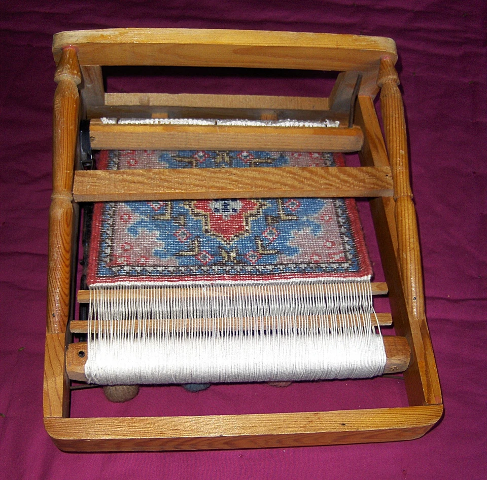 Ancien petit Métier en bois avec tapisserie. - Photo 3/4