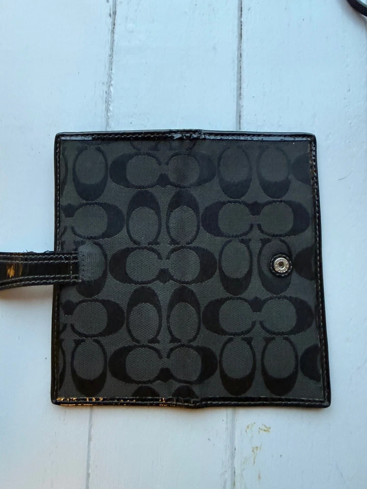 Cartera sobre vintage Coach negra con estampado de firma de cuero/lona charol Foto 2 de 3