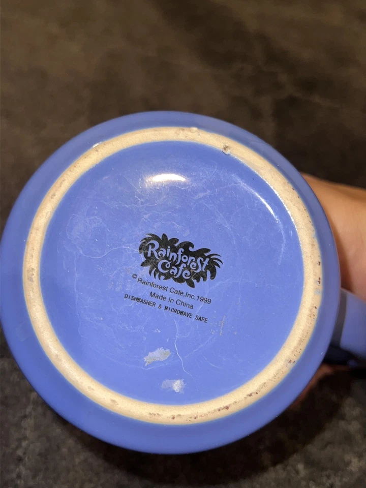  Taza Rainforest Café A Wild Place Vintage 1999 azul con beige  Foto 2 de 2