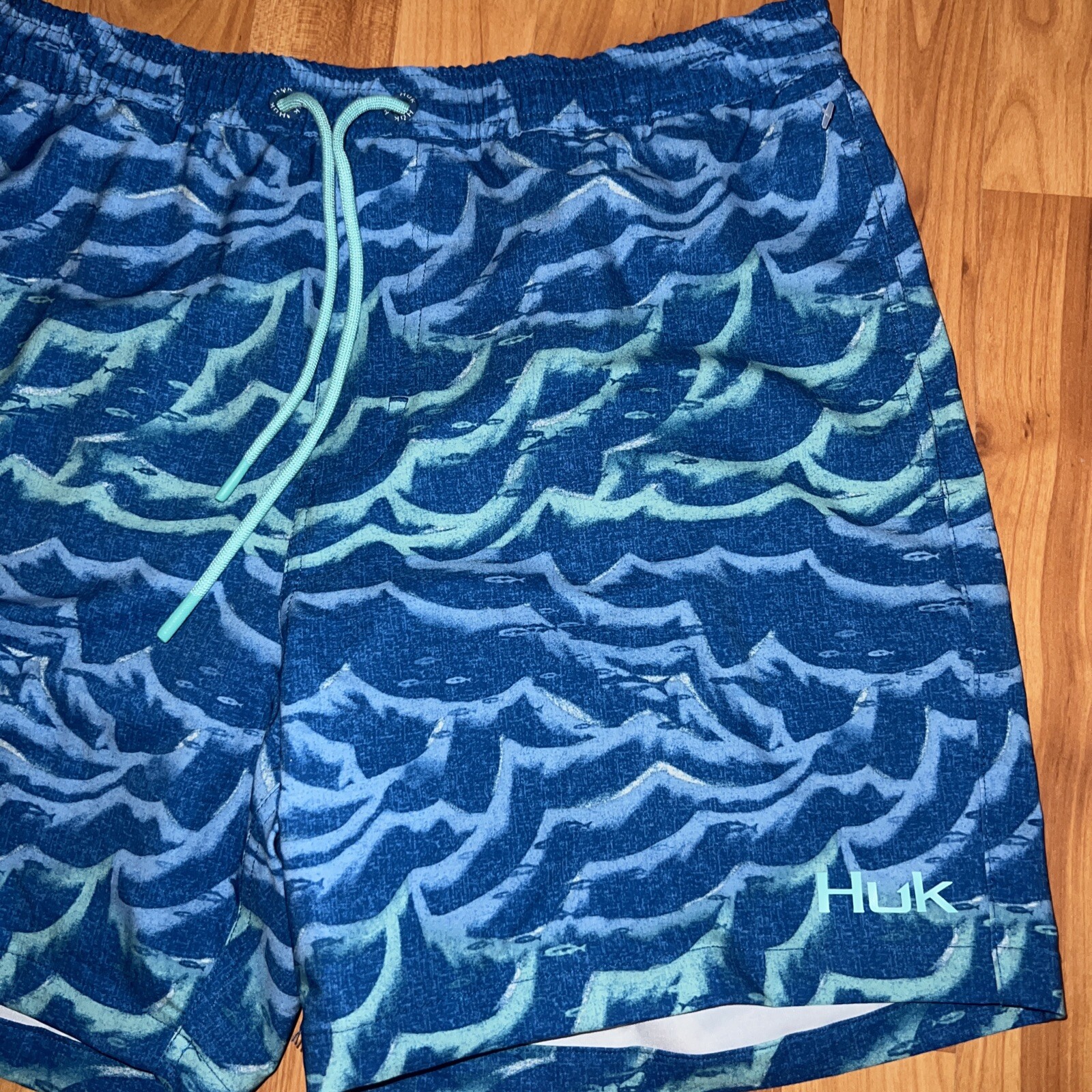 HUK Men’s Pursuit Salt Dye Volley 5.5” Swim Shorts Beach Glass Size