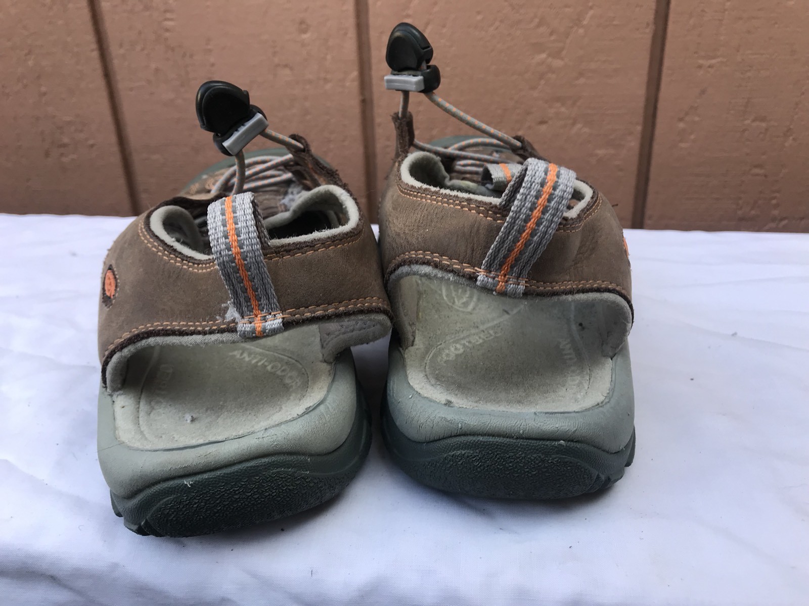 Sandali sportivi Keen Newport marroni impermeabili in pelle da donna usati in ottime condizioni US 8 EUR 38 5 A7