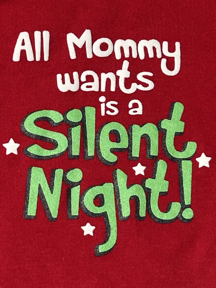 Enredadera bebé roja/verde de 1 pieza dice: "¡Todo lo que mamá quiere es una noche de silencio!" 12 meses Foto 2 de 4