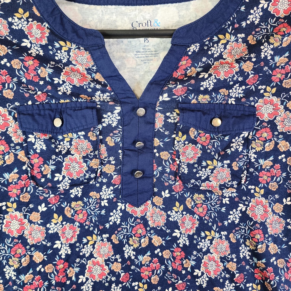 Petite✿＊＊＊ Womens Petite Croft & Barrow Blue Floral V Neck Button Short