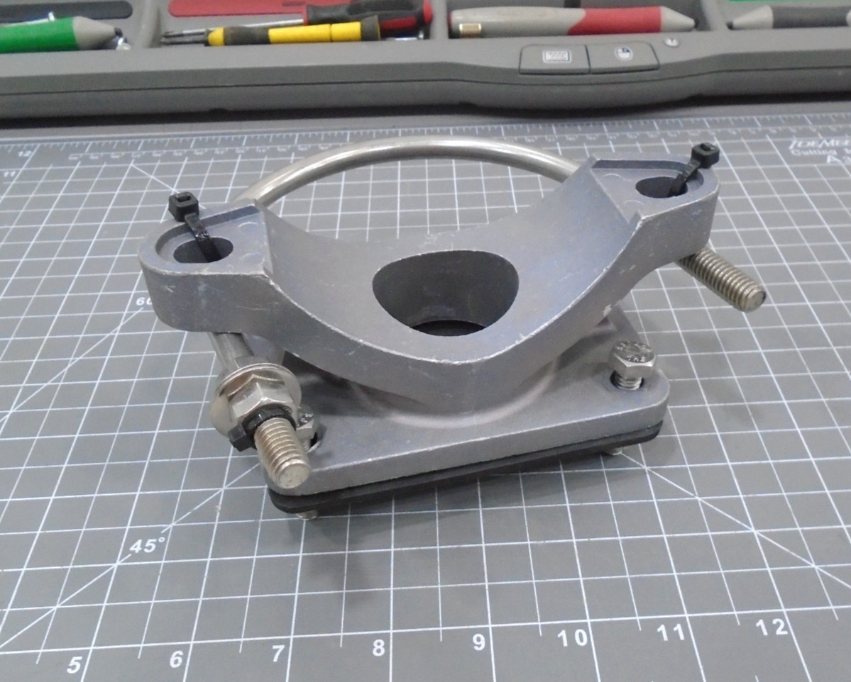 NEW Pelco SE-0104 Pole Mounting Bracket 4 1/2" Inch OD Aluminum