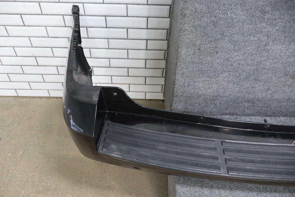 07-14 Chevy Suburban OEM Rear Bumper with Park Assist (Black 41U) Foto 4 de 4