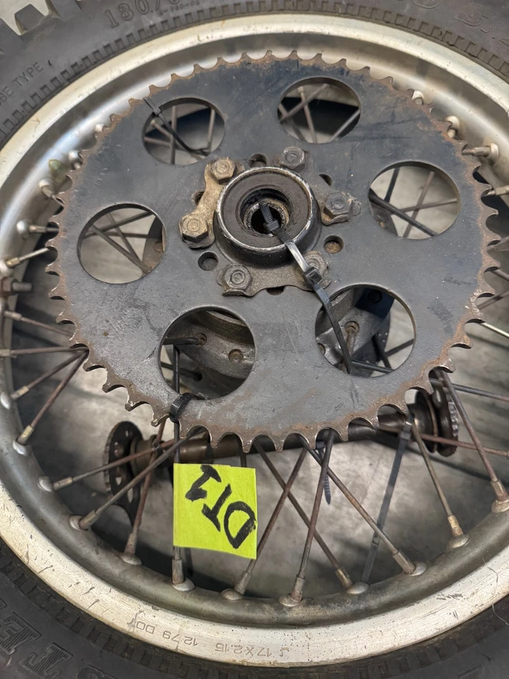 Yamaha RT1 DT1 250 360 1971 llanta trasera neumático buje radios piñón Foto 4 de 4