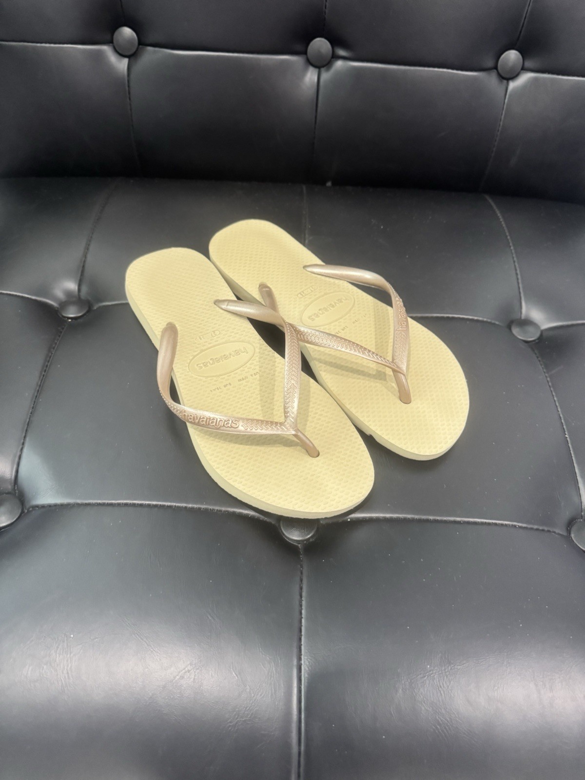 Havaianas Slim Beige Rose Gold Flip Flops Womens Size 7/8 Sandals EUC