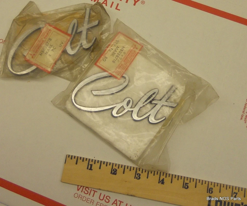 Nuevo de Lote Antiguo Mopar 1974-1979 Dodge COLT Guardabarros Placas de identificación laterales PAR CROMO pn MB028718 Foto 2 de 4