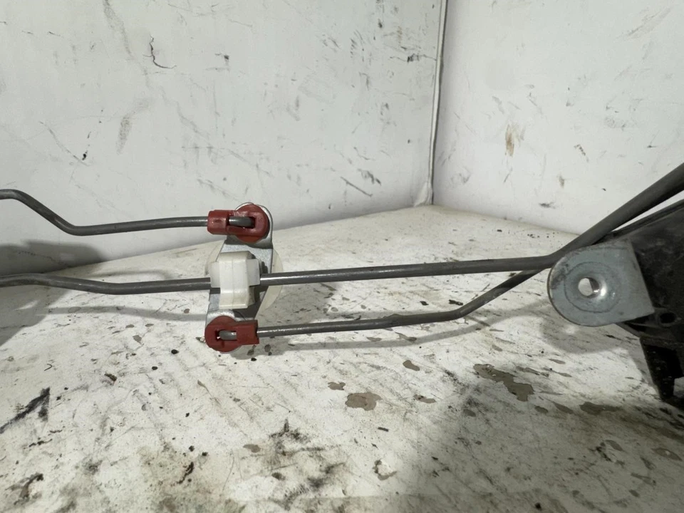 Actuador de cierre de cerradura de puerta trasera derecha Subaru Legacy Outback 2000-2003 OEM Foto 3 de 4