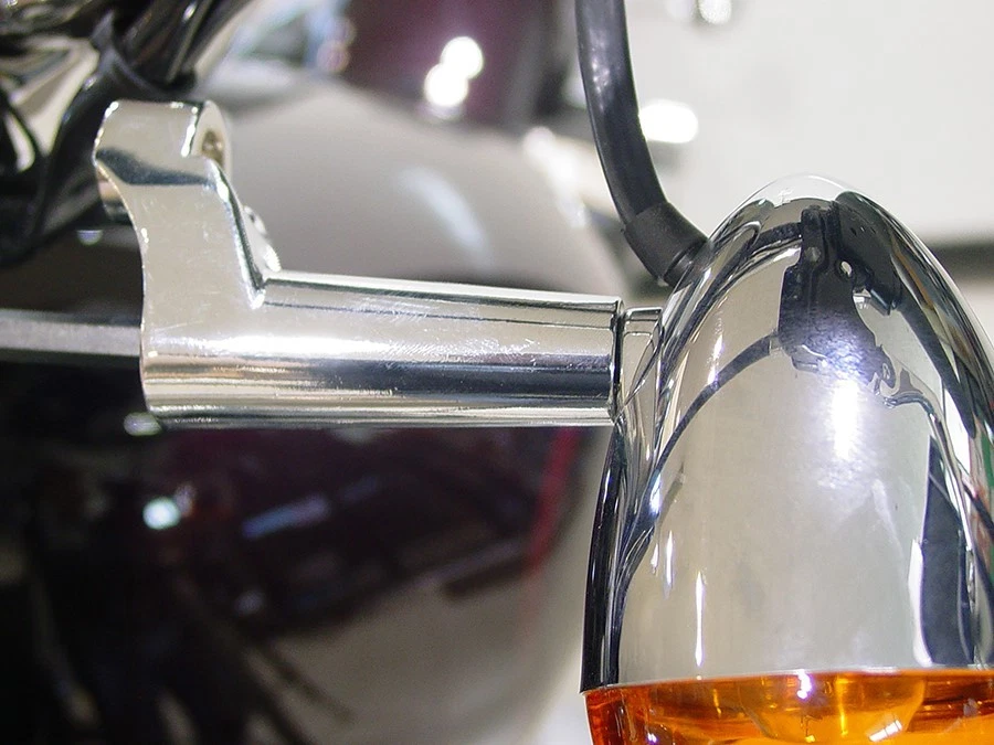 Kit de realocação de montagens de seta dianteira cromada para Harley Sportster / Dyna / FXR - Imagem 4 de 4