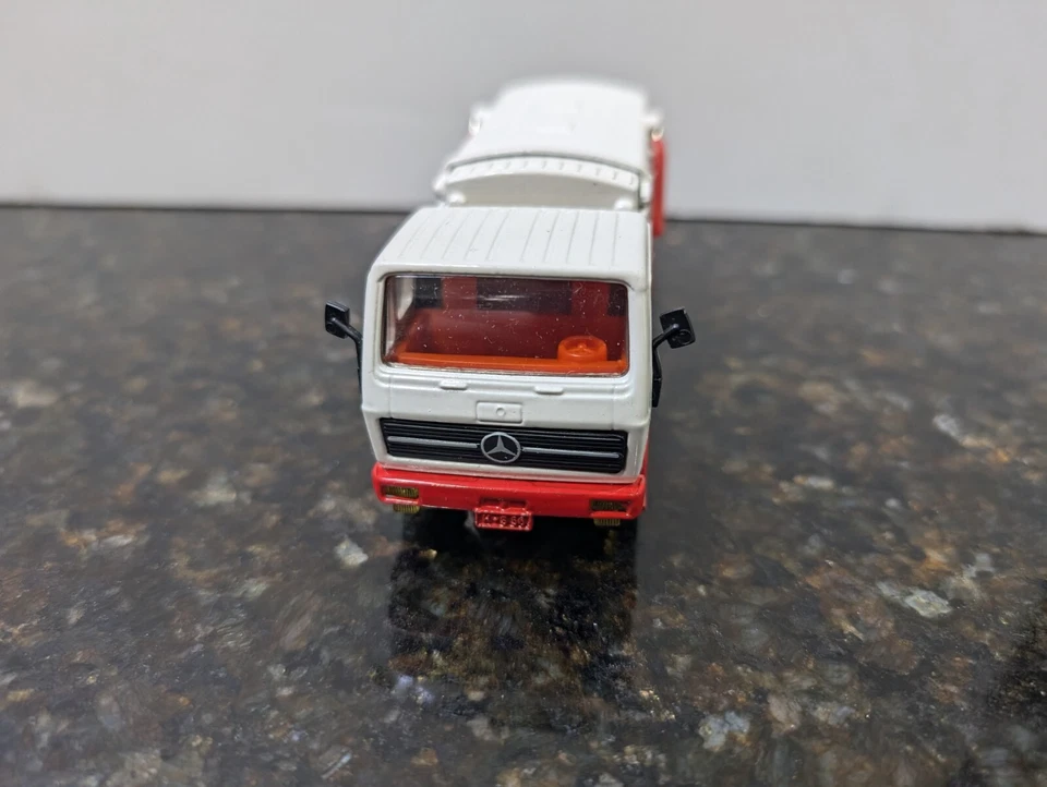 Camión de basura Siku escala 1:55 2511 Mercedes 2232 modelo diecast blanco/rojo Foto 4 de 4