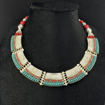 Beau collier ras du cou tribal tibétain en corail turquoise et howlite incroy... - Photo 1/4