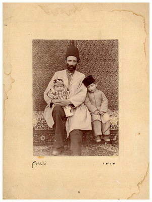 Qajar Elite, Portrait eines Mannes und seiner Kinder, Persien Spät Qajar Zeit, Perser