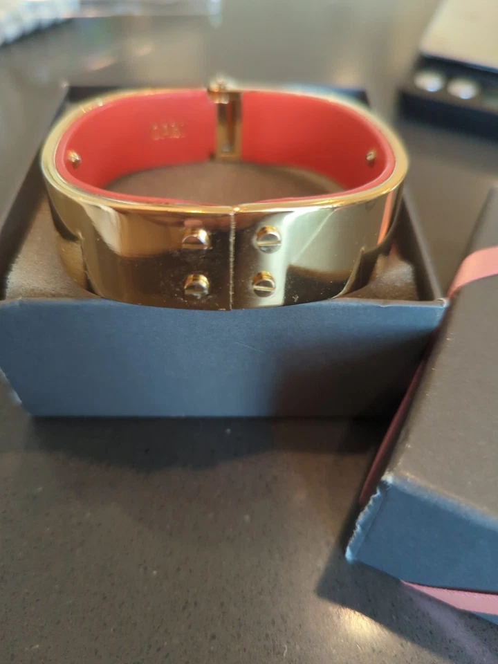 BRAZALETE CABI CLÁSICO DISEÑADOR GRUESO PLACA DE ORO ANCHA CUADRADO CON BISAGRAS E53 Foto 2 de 4