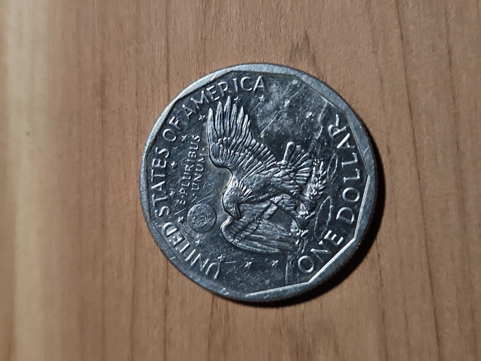 1979 D Susan B Anthony dólar error lleno D, punto cerca E • PLURIBUS Foto 2 de 2