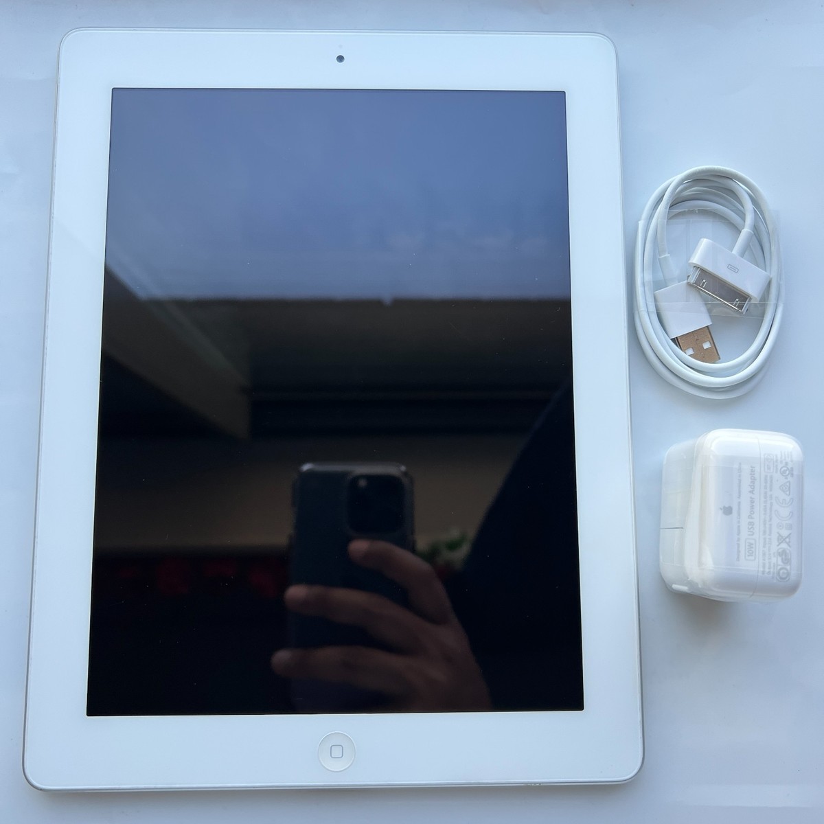 Apple iPad 2nd 16GB Rare iOS 7.0.4 White 9.7