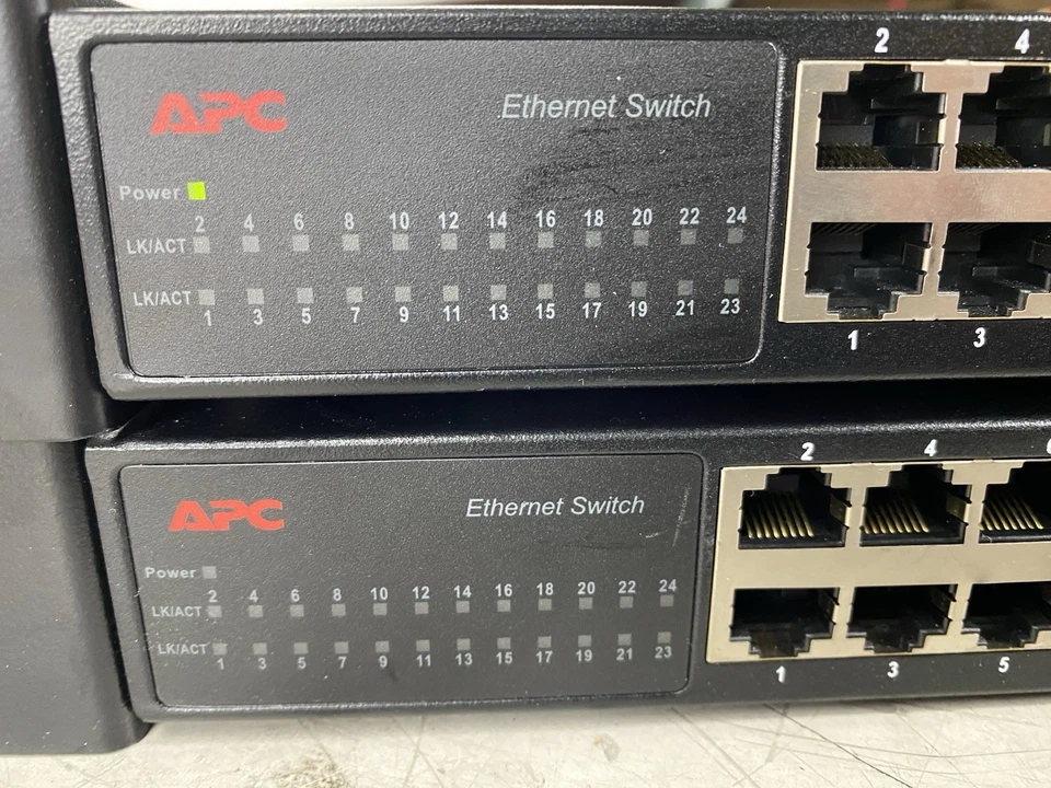 LOTE DE 2 APC AP9224110 Conmutador Ethernet Compacto 24 Puertos con RACK OREJAS Foto 4 de 4