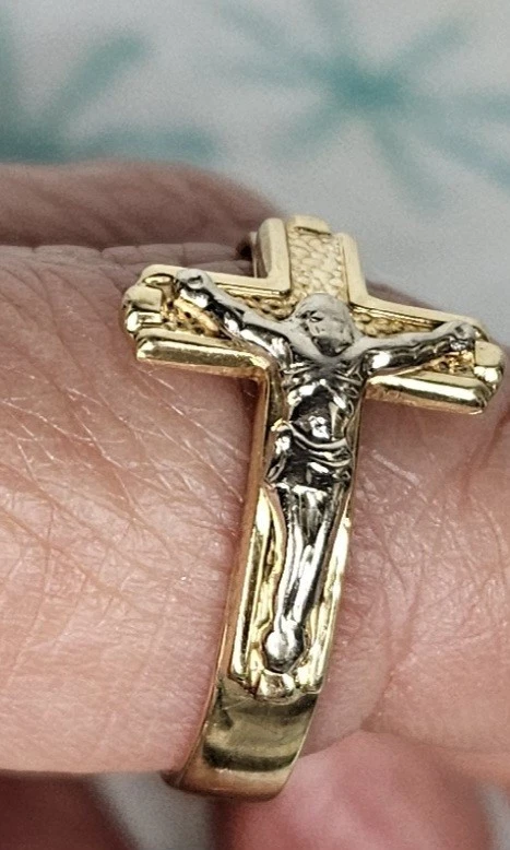 Impresionante Anillo Crucifijo Oro Amarillo y Blanco 14k Sólido Talla 8.5. Foto 4 de 4