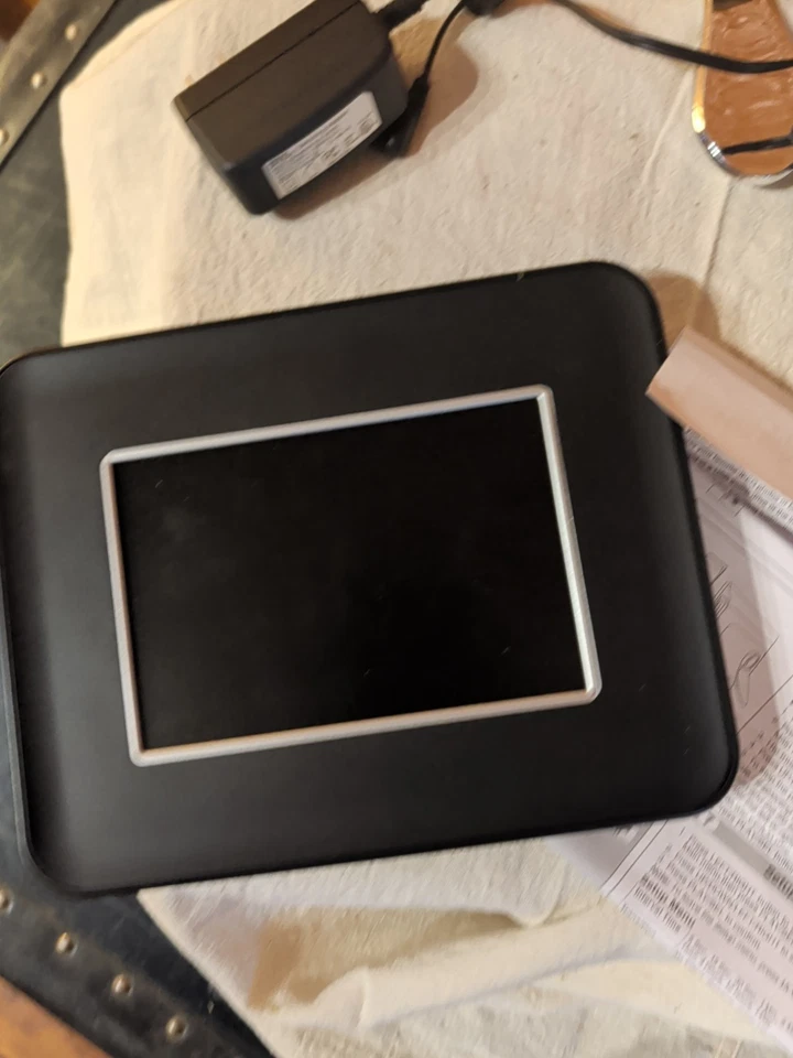 Digital Photo Frame Mustek Vtg7” LCD Screen (6.2 “ viewable area, new in box - Image 2 of 4