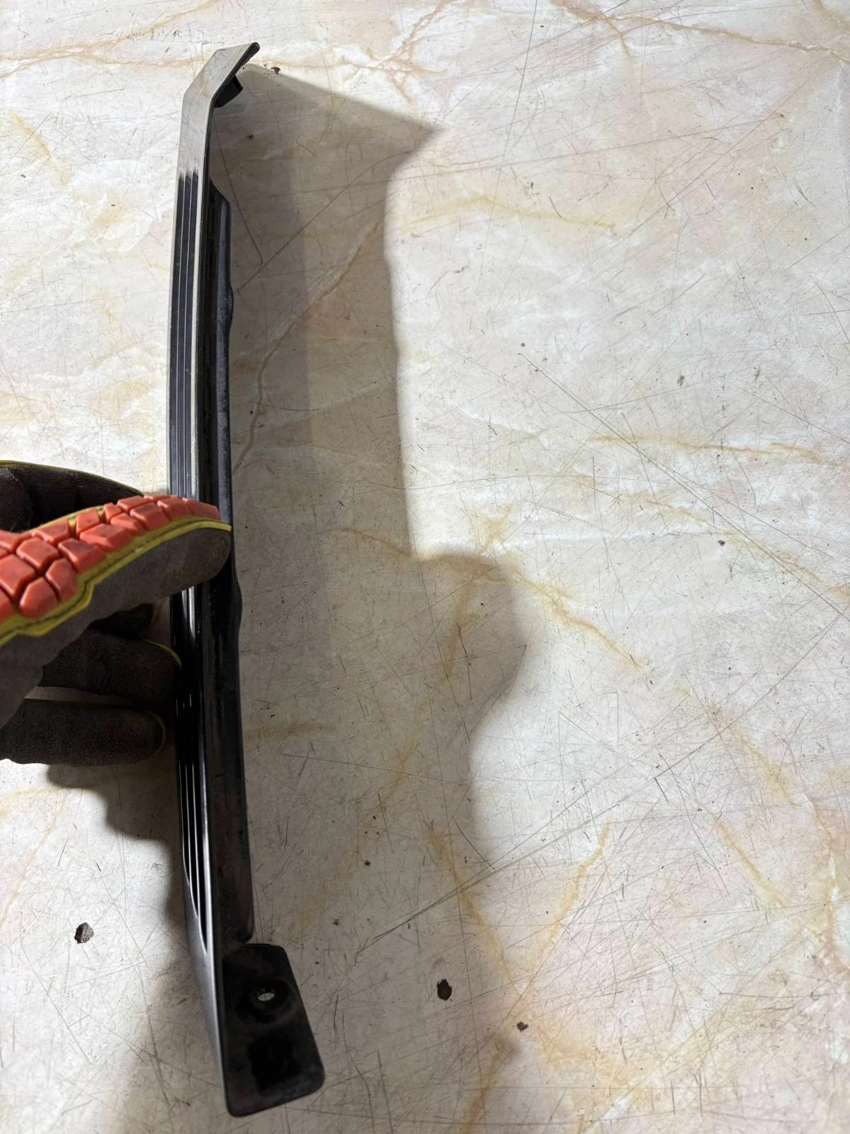 Side profile and mounting shape of Mercedes W201 C pillar grille