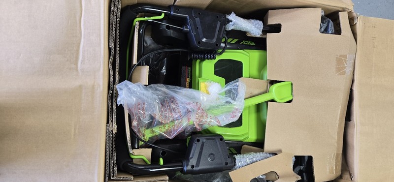 GreenWorks Pro 80V 22'' Snow Thrower with 4AH + 2Ah Batteries + 4A Charger