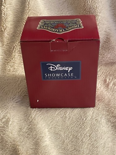Disney Showcase Pluto Holding Heart Figurine #6010108 - Picture 12 of 18