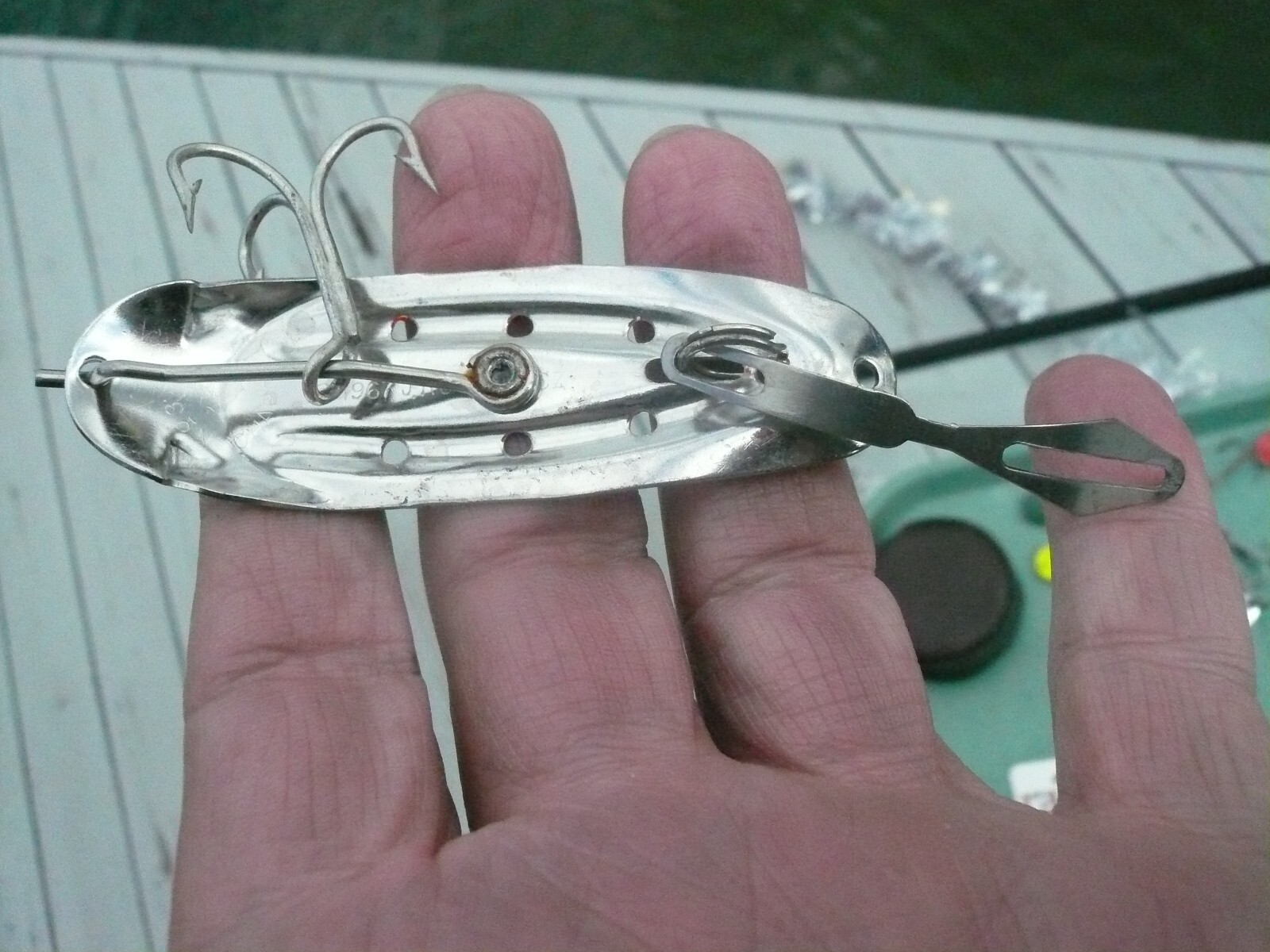 6 CHARGER SPOONS , AWARD WINNERS, 4 LARGE 4 1/4 INCH  LIGHT USE, THEY CATCH FISH - Image 2