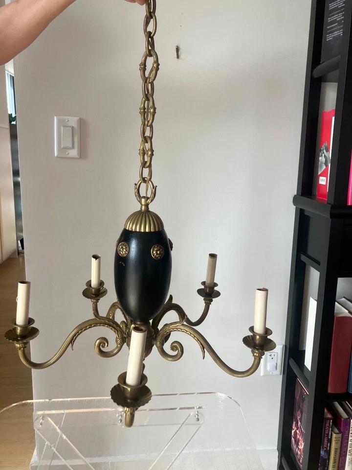 ) Lámpara de araña Empire de bronce de 5 brazos en buen estado de funcionamiento lista para colgar Foto 4 de 4