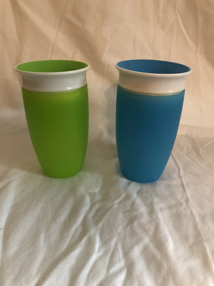 Dos tazas MUNCHKIN VERDE azul EXCELENTE USADAS Foto 2 de 3