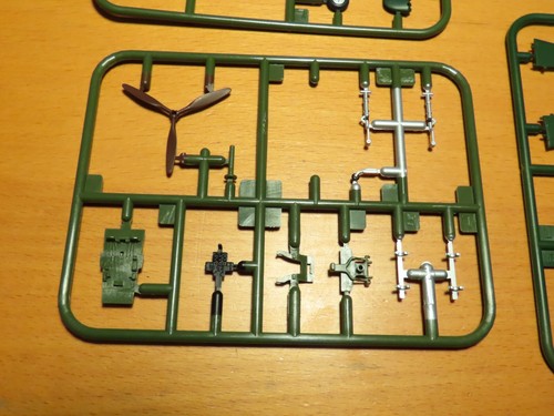 F-toy's 1/72 Ki43-II HAYABUSA (OSCAR) `Pre-painted full action assembly kit' - Picture 6 of 12