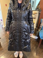 Women  s Black Puffer Jacket Medium