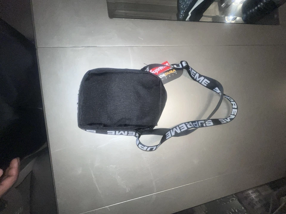 Bolso Mensajero SUPREME (S18) Negro Foto 2 de 4