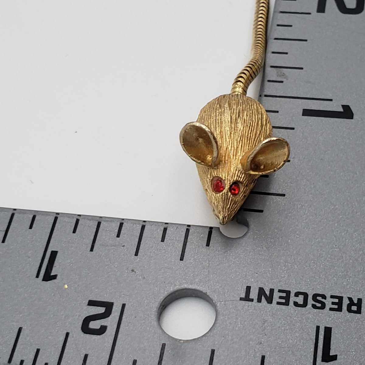 Broche Plaque Or Avec Souris émaillée Grise - Œil Rouge Brillant, Style élégant