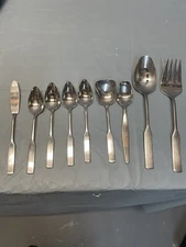 Oneida Deluxe Stainless Set Of 9
