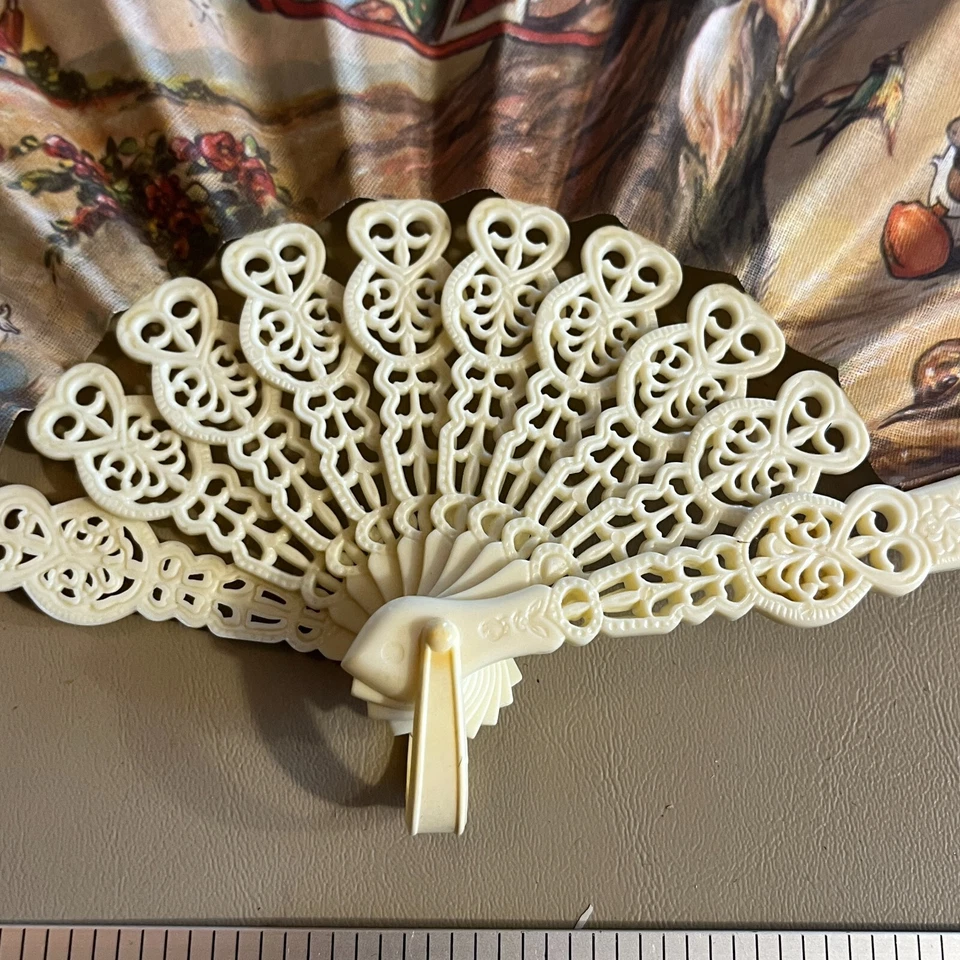 Antiguo ventilador de mano vintage de plástico y lona plegable 1940-1950 del Pato Donald Foto 2 de 4