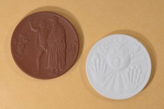 2x Meissen Biskuit Porzellan Gedenk Medaillen bzw. Exklusivitäts und Gütesiegel