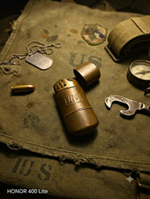 Benzinfeuerzeug Messingfarben mit Kette, Milit&auml;rstil auf US-Milit&auml;rtasche