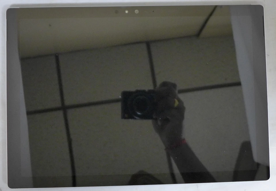 Microsoft Surface pro 4, 13",Silver, Win 10 pro, i5, 8GB, 256GB- Screen flickers - Image 2 of 4