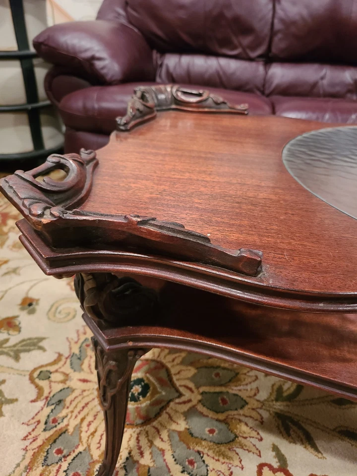 Mesa de centro con tapa de vidrio tallado a mano de caoba de los años 40 Foto 2 de 4