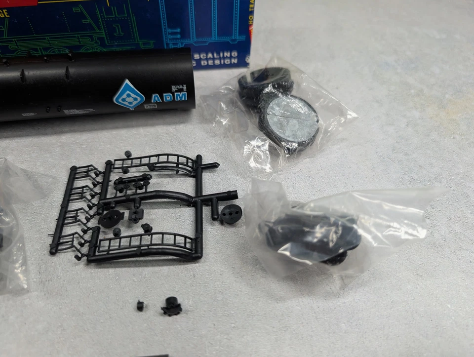 Roundhouse 3250 HO Scale 50' Tank Car ADM UELX #78627 KIT READ - Image 4 of 4