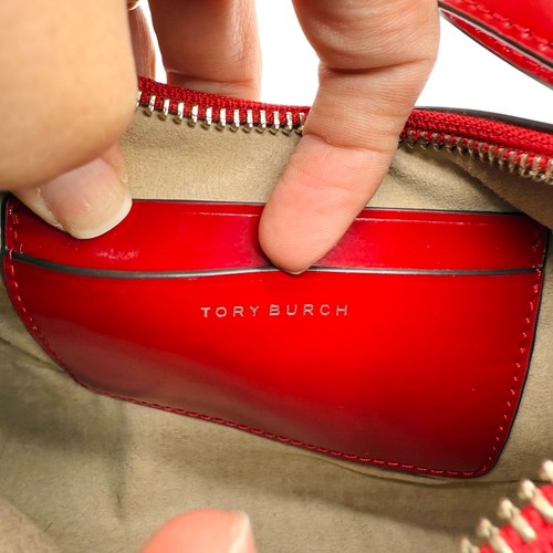 Bolso Tory Burch Pequeño 151 Mercer Spazzolato Media Luna en Rojo - Imagen 9 de 10