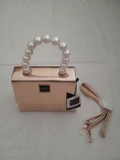 Borsetta rosa metallizzata con tracolla e manico di perle Emanuela Biffoli...