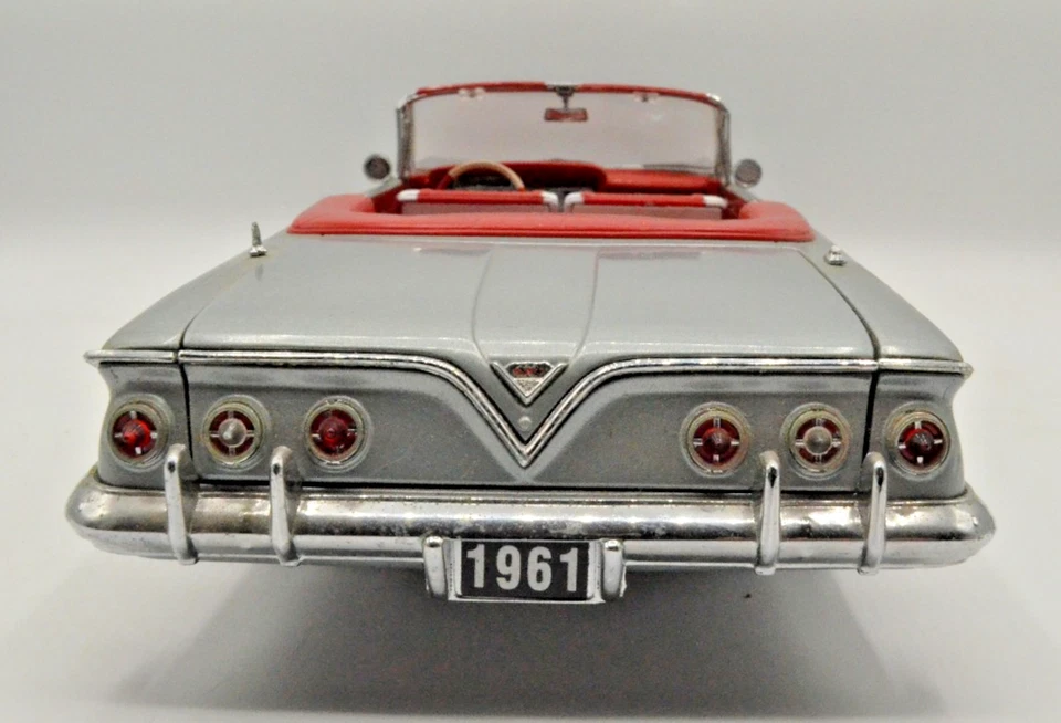 Sun Star 1961 Chevrolet Impala  1:18 Scale Diecast Convertible - Image 4 of 4