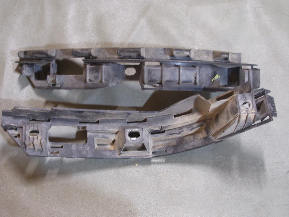 Juego de soportes de parachoques trasero izquierdo/derecho BMW 745i 2002 OEM #51127012290/51127012289 Foto 2 de 3